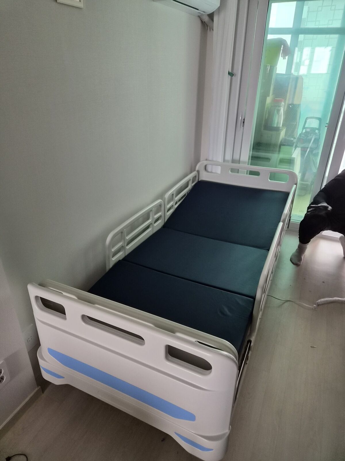 삼척 재가복지와 함께 안내하는 복지용구 참고사진 - 밝은 방에 설치된 3분할 매트리스 전동침대