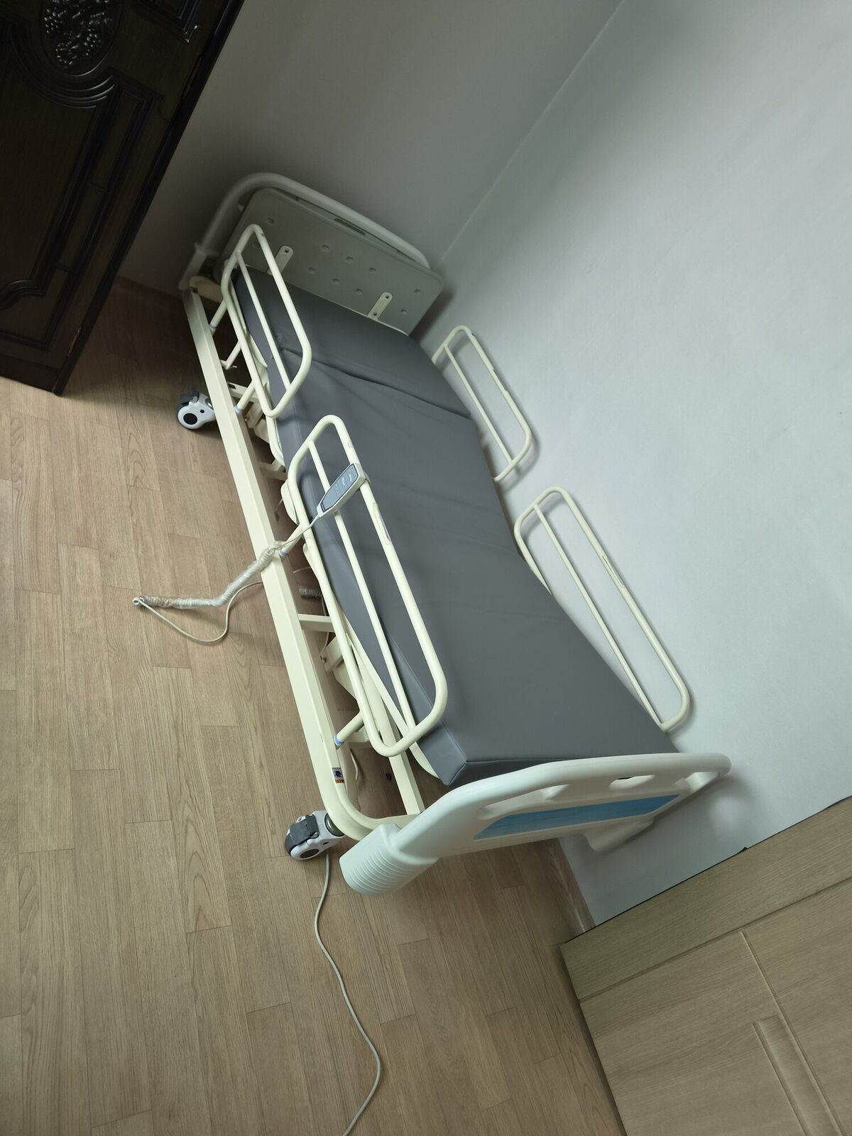춘천 재가복지와 함께 안내하는 복지용구 참고사진 - 방 벽면을 따라 설치된 회색 매트리스 전동침대