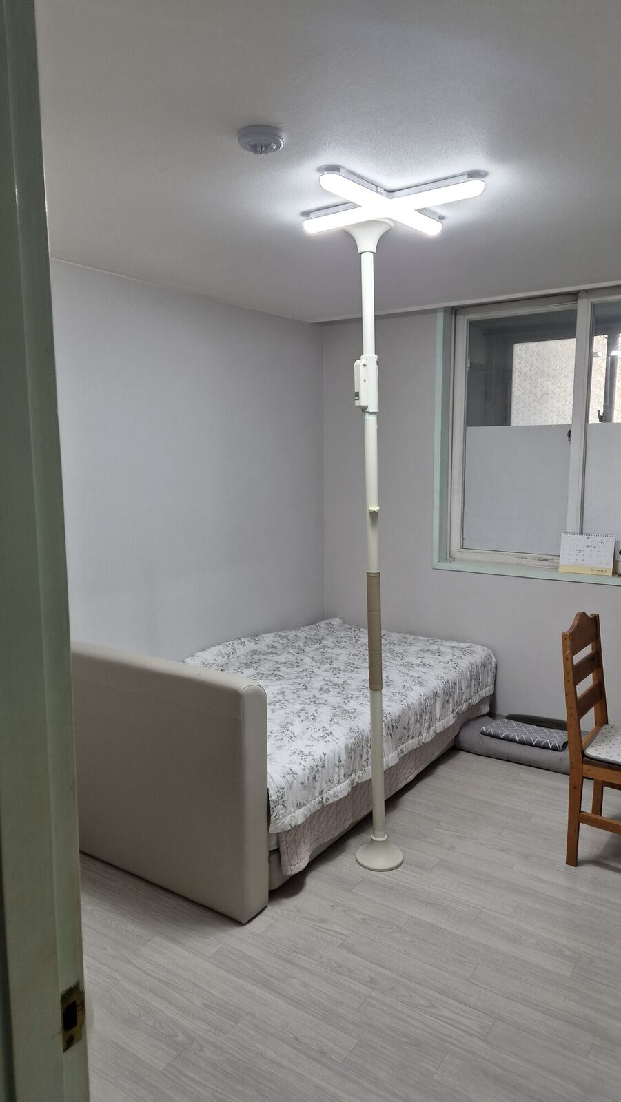 춘천 재가복지와 함께 안내하는 복지용구 참고사진 - 침대 옆 바닥과 천장 사이에 고정한 기둥형 안전손잡이