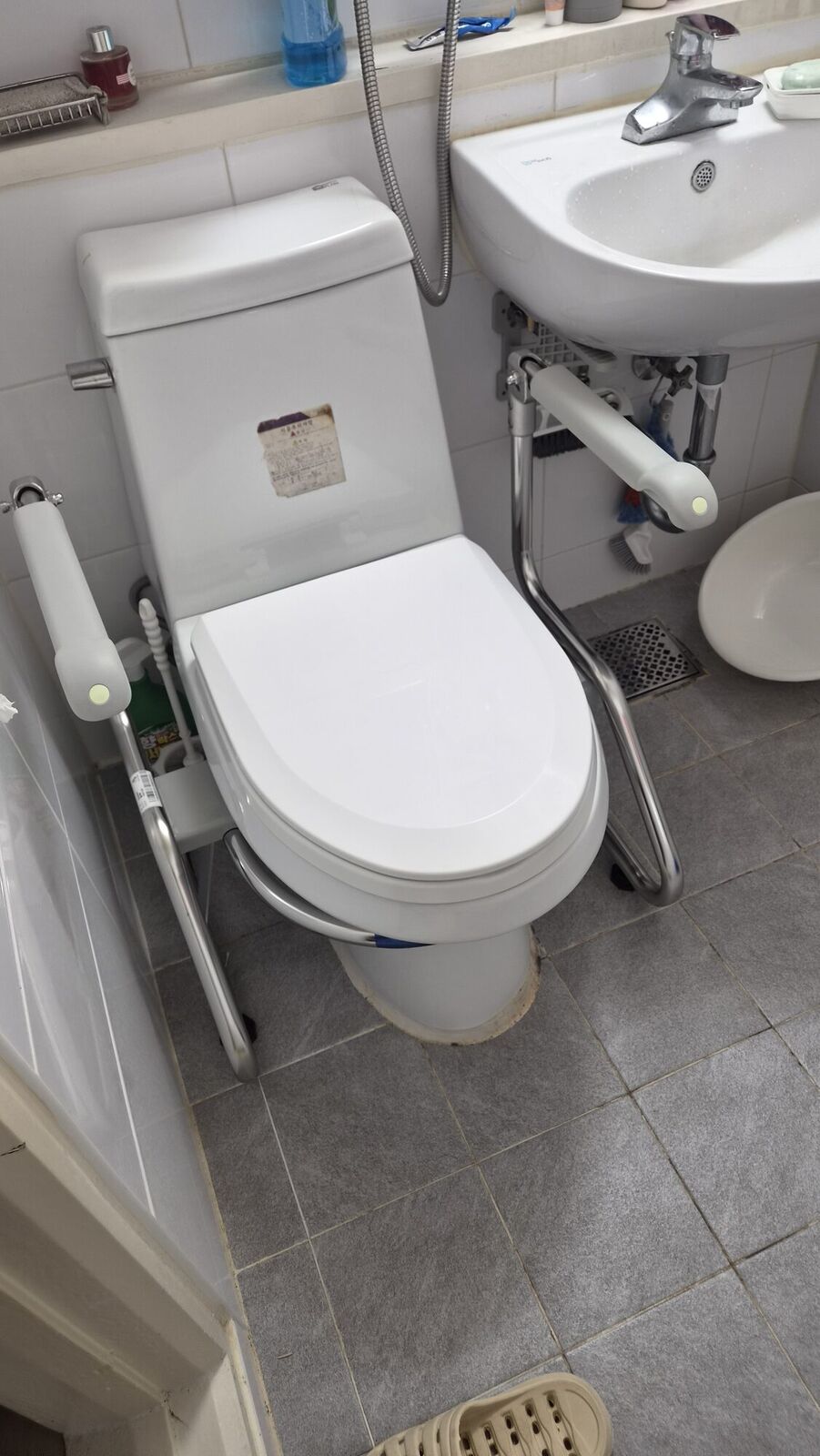 춘천 재가복지와 함께 안내하는 복지용구 참고사진 - 좁은 욕실 변기에 설치한 안전손잡이